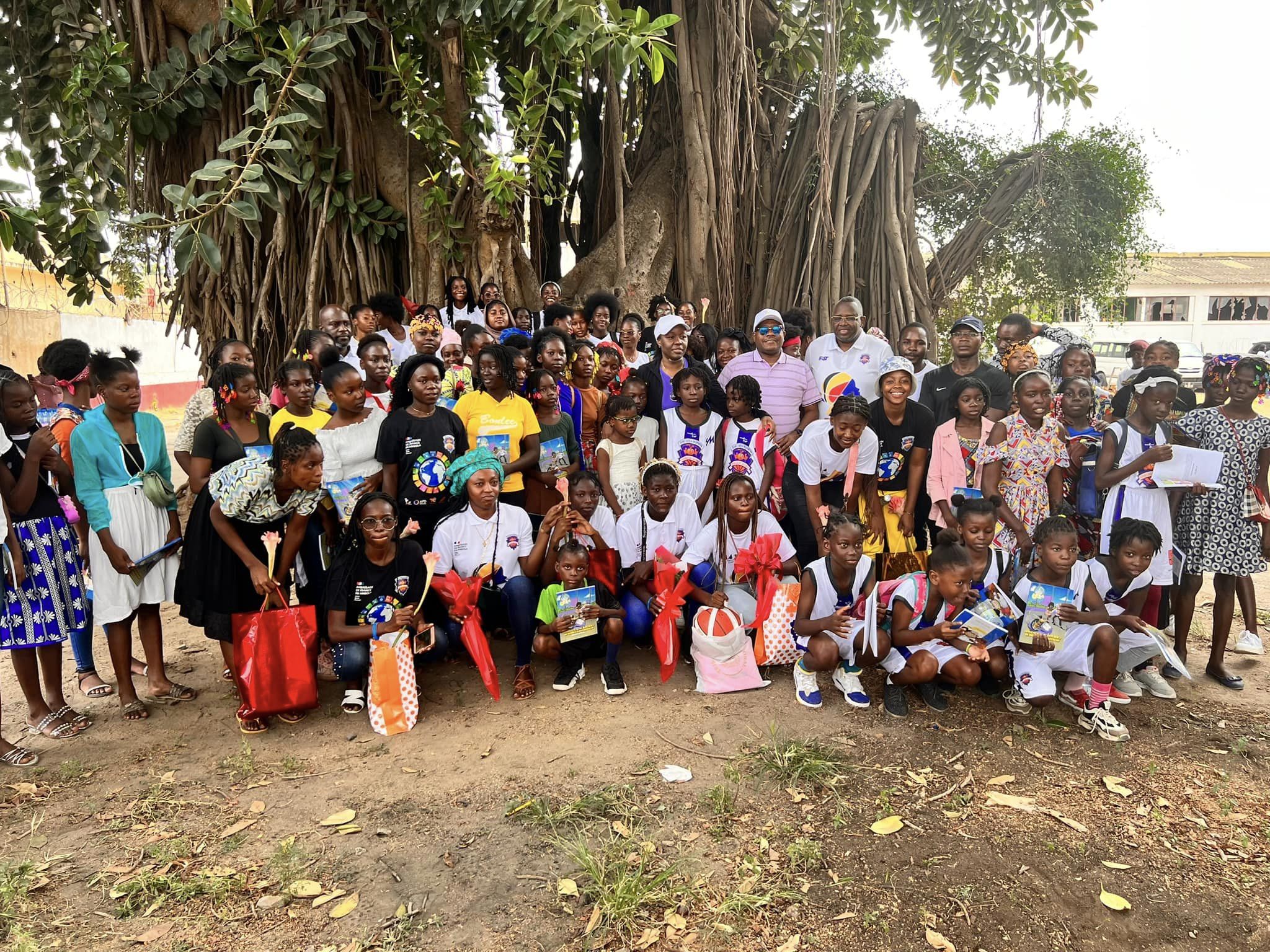 LAURINDA CARDOSO CONFRATERNIZA COM JOGADORAS DAS FORMIGUINHAS DO CAZENGA